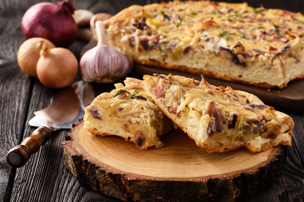Фото рецепта - Домашний луковый пирог с сыром и беконом - шаг 10