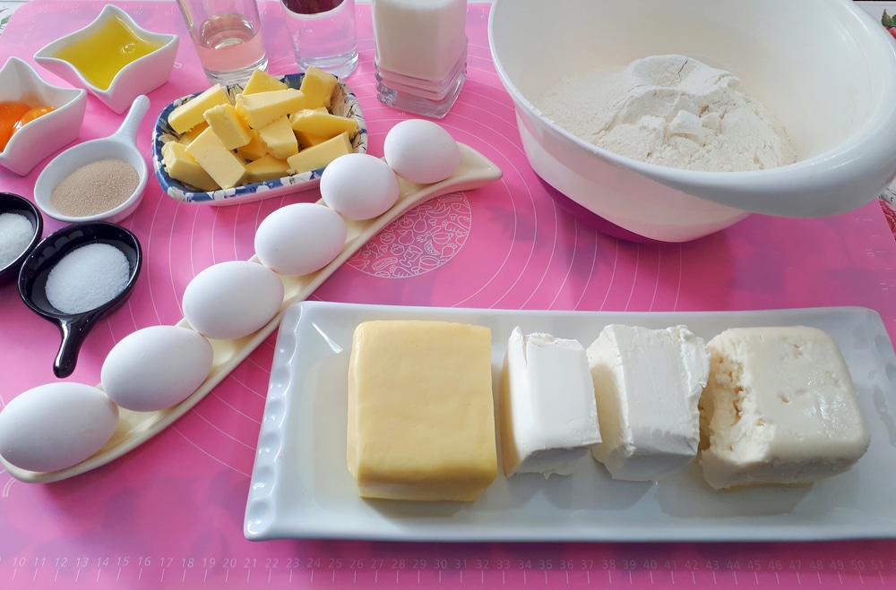 Фото рецепта - Хачапури по-аджарски с сыром и яйцом - шаг 1