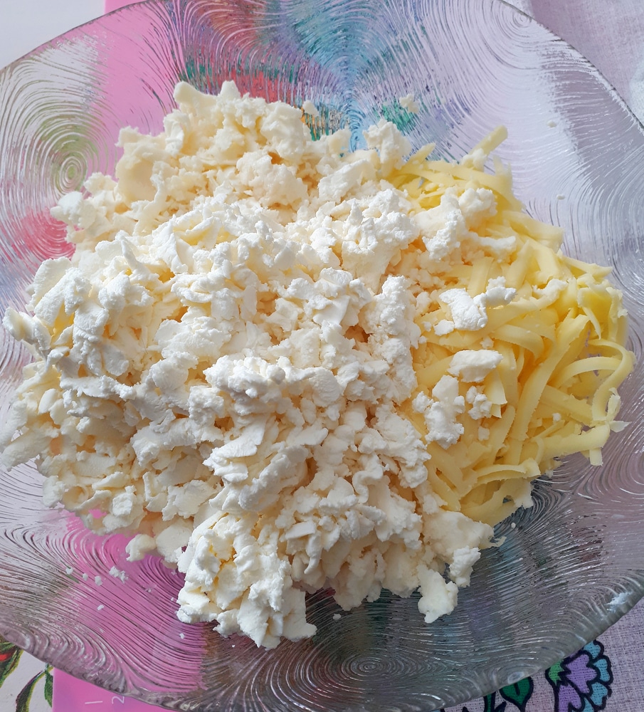Фото рецепта - Хачапури по-аджарски с сыром и яйцом - шаг 4