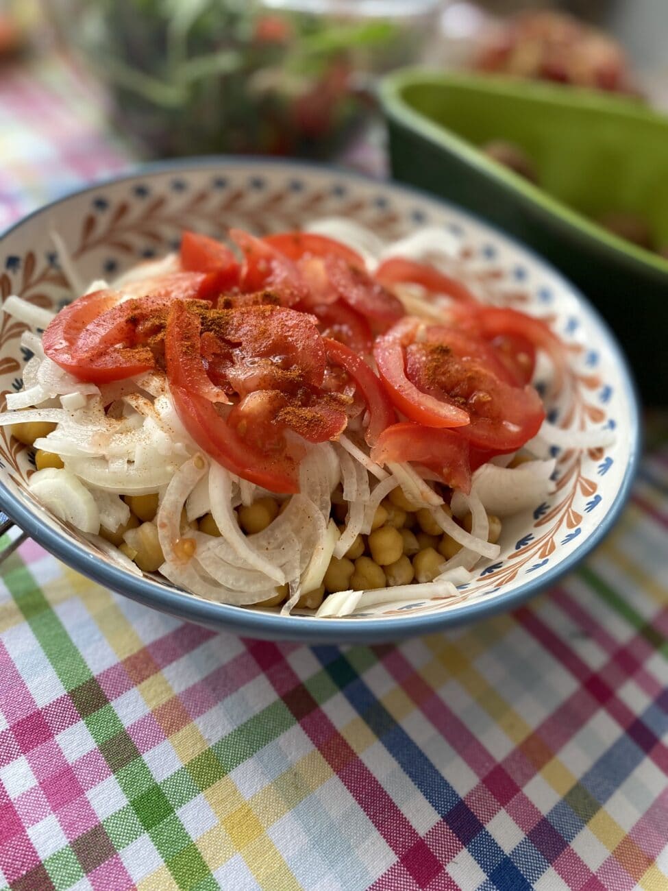 Салат из нута, помидоров и лука