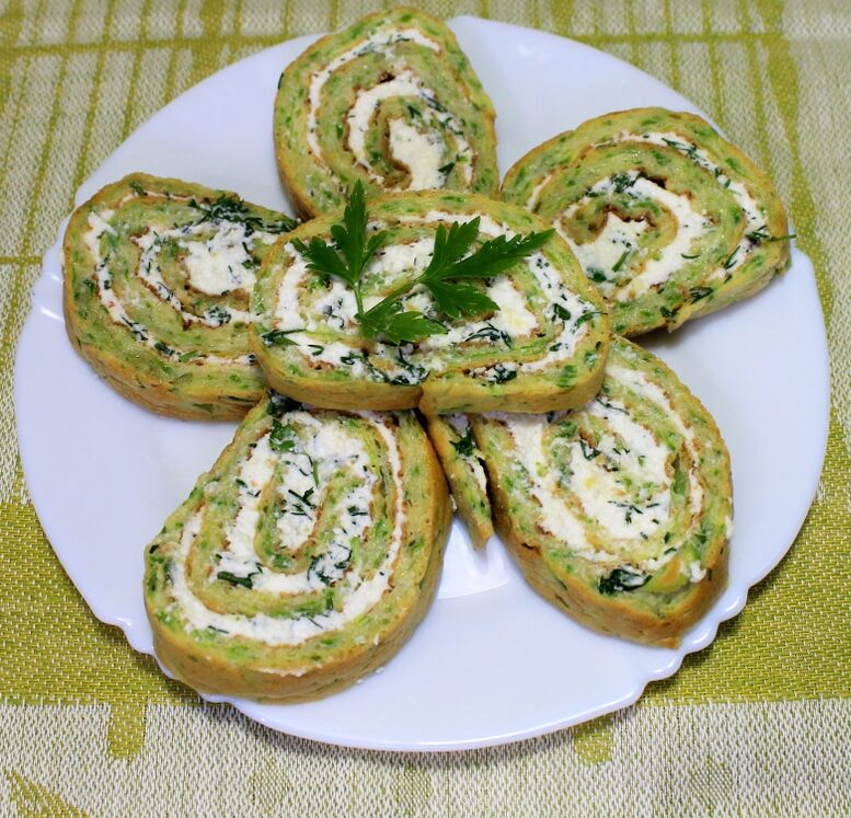 Кабачковый рулет с сыром и зеленью