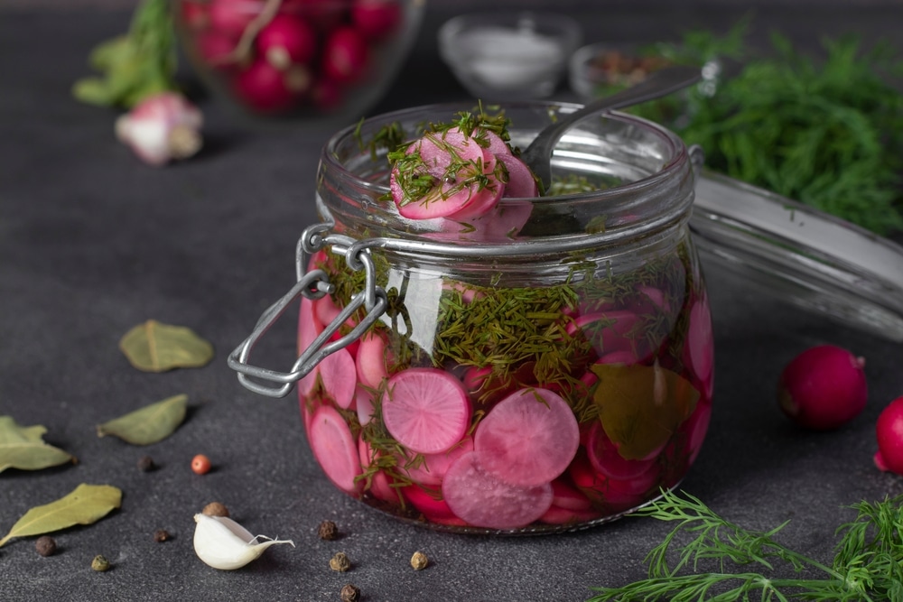 Фото рецепта - Маринованный редис с укропом и чесноком - шаг 5