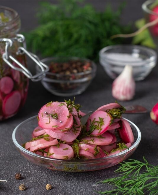 Маринованный редис с укропом и чесноком