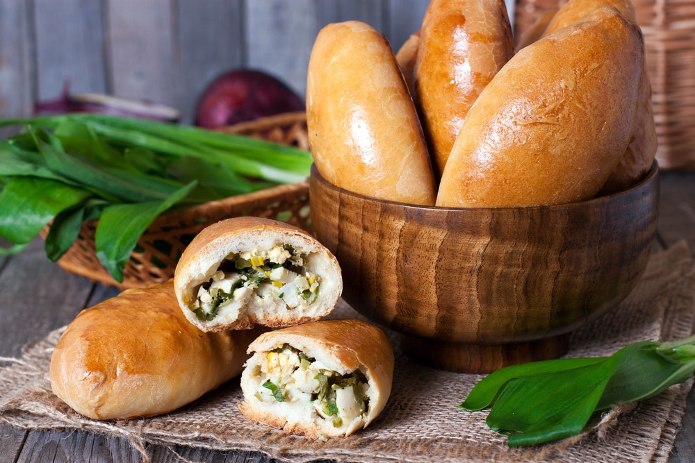 Запеченные дрожжевые пирожки с яйцами и луком