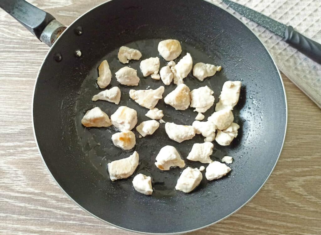 Фото рецепта - Стручковая фасоль с курицей на сковороде - шаг 2