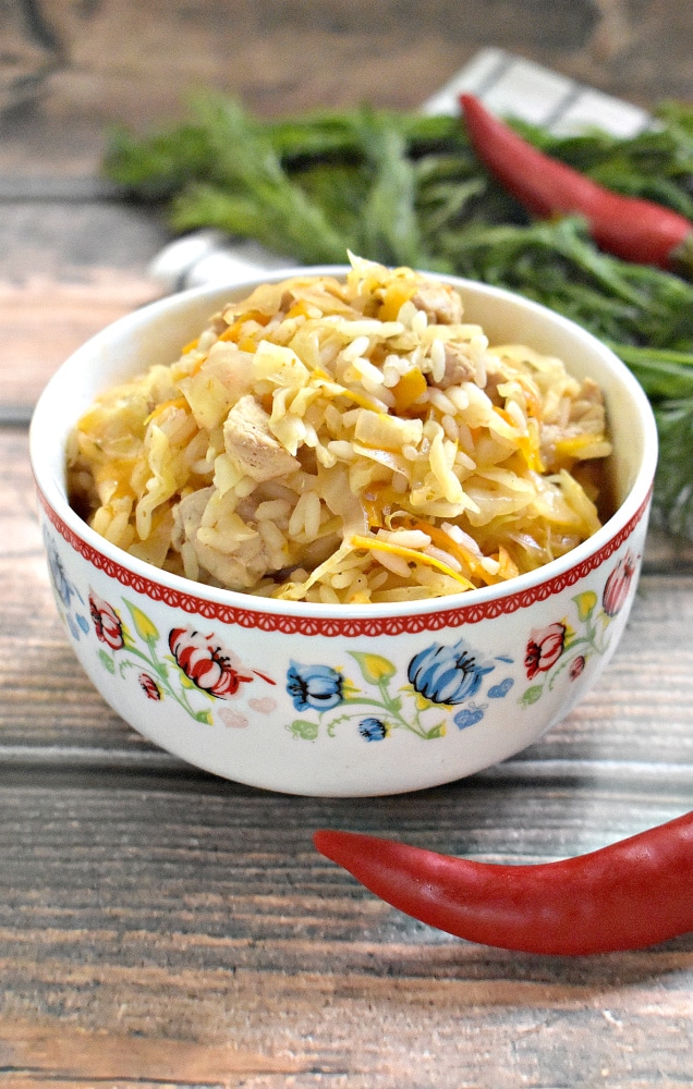Тушеная свинина с капустой и рисом на сковороде