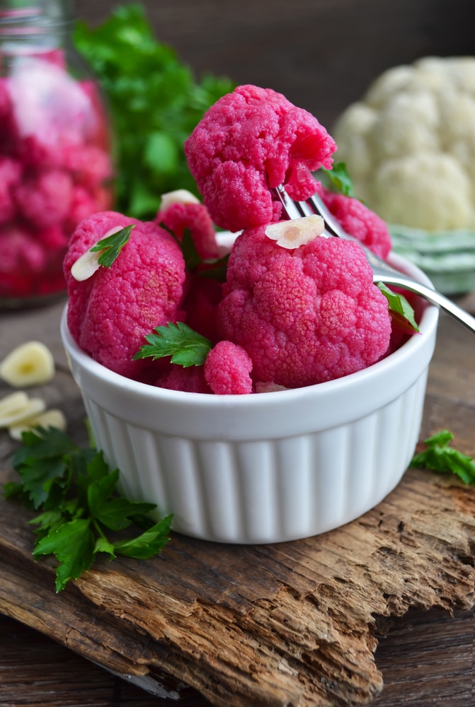 Маринованная цветная капуста со свеклой