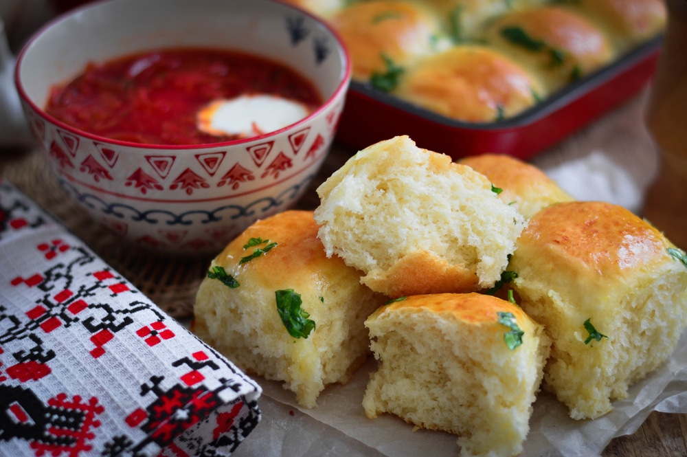 Пампушки с чесноком и зеленью (булочки)