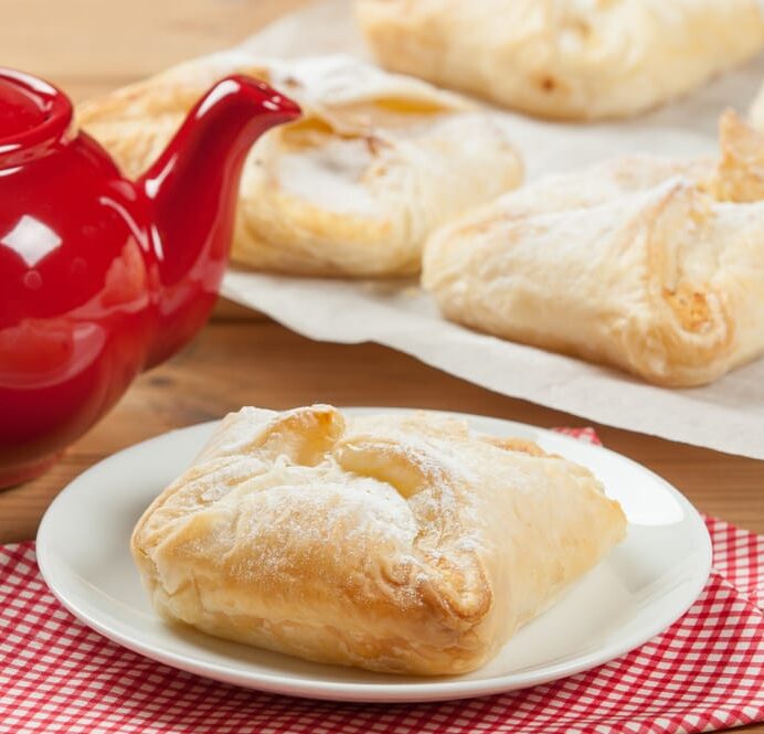 Слойки с творогом и бананом (конвертики)