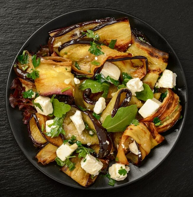 Тёплый салат с рукколой, баклажанами и сыром фета