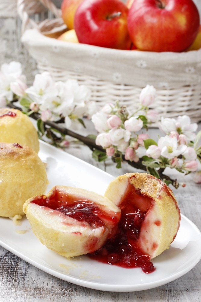 Запеченные яблоки, фаршированные ягодным джемом