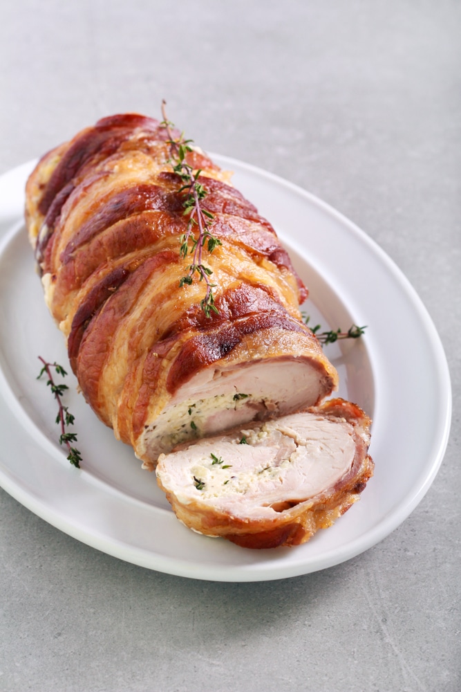 Запеченный рулет из индейки с сыром и зеленью