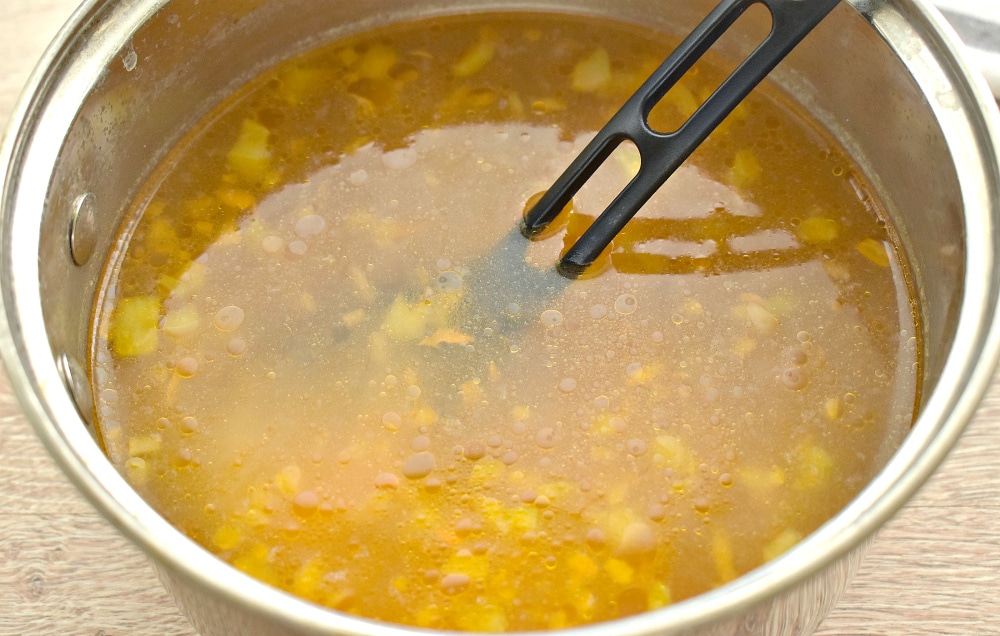 Фото рецепта - Картофельный суп с пельменями и овощами - шаг 4