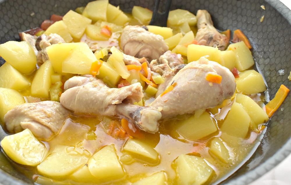 Фото рецепта - Курица, тушенная с кабачками и картофелем - шаг 5