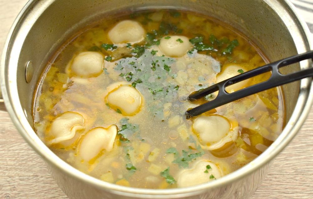Фото рецепта - Картофельный суп с пельменями и овощами - шаг 6