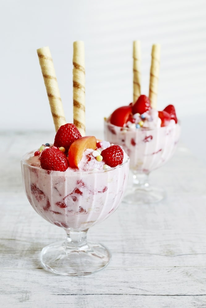Десерт из бананов и клубники