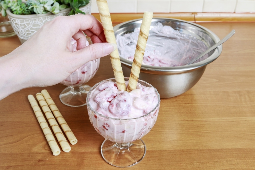 Фото рецепта - Десерт из бананов и клубники - шаг 7