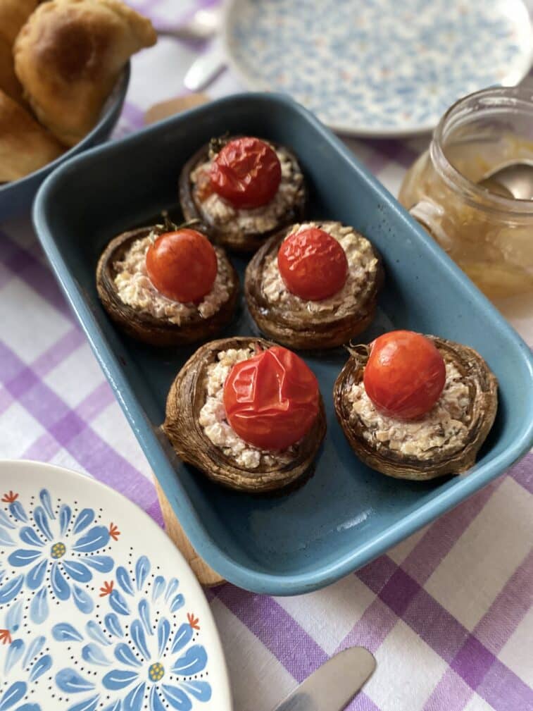 Фаршированные шампиньоны сыром и помидорами