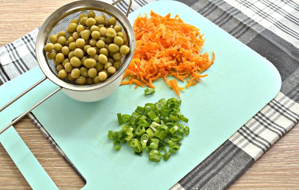 Фото рецепта - Салат с корейской морковкой и колбасой - шаг 4