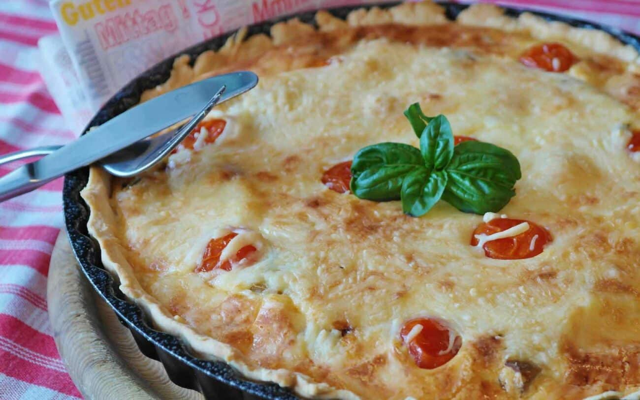 Луковый пирог с помидорами и сыром