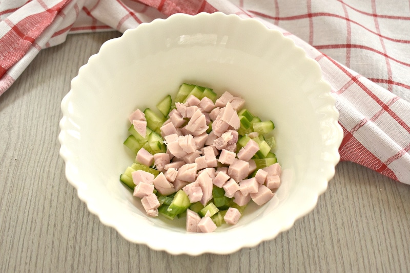 Фото рецепта - Салат с ветчиной, огурцами и сыром - шаг 2