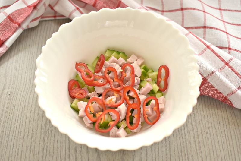 Фото рецепта - Салат с ветчиной, огурцами и сыром - шаг 3