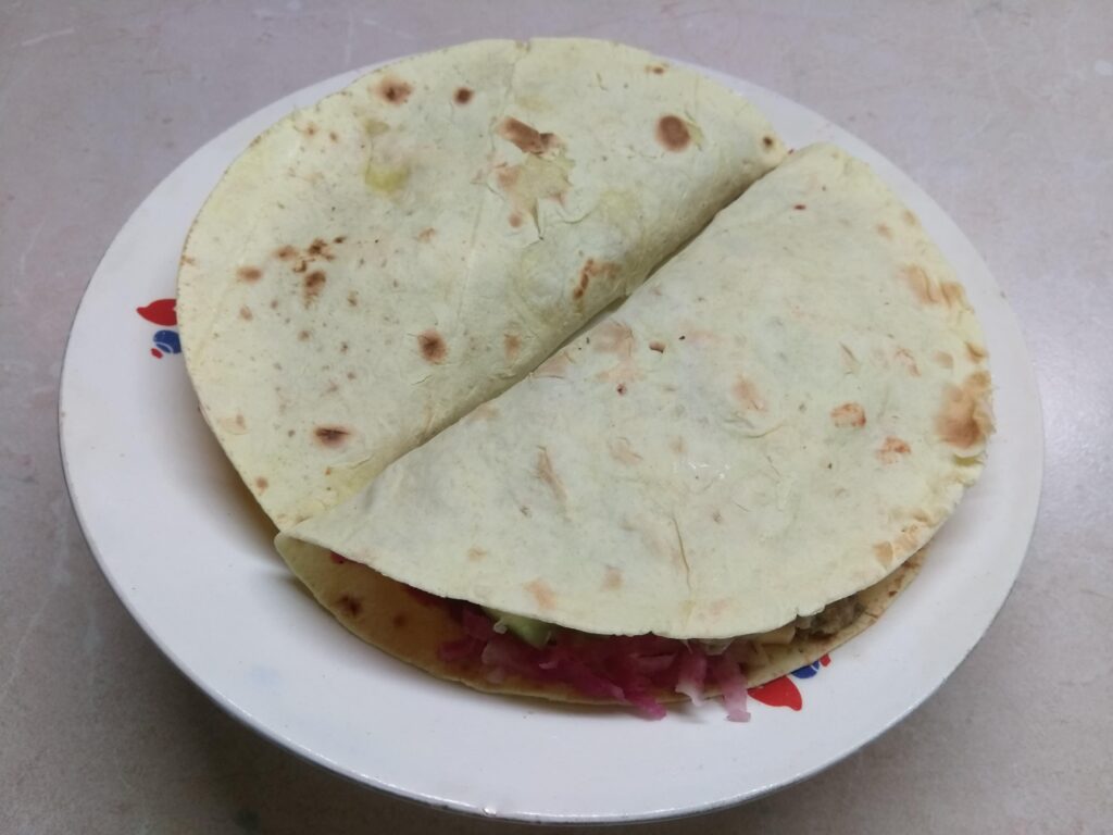 Фото рецепта - Такос с сардинами, огурцами и красной редькой - шаг 6