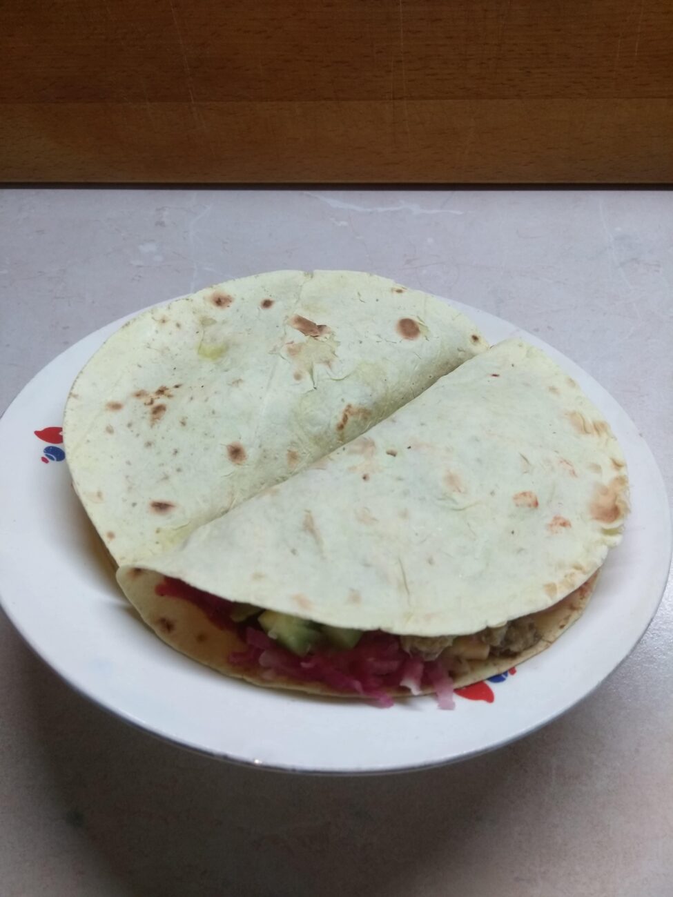 Такос с сардинами, огурцами и красной редькой