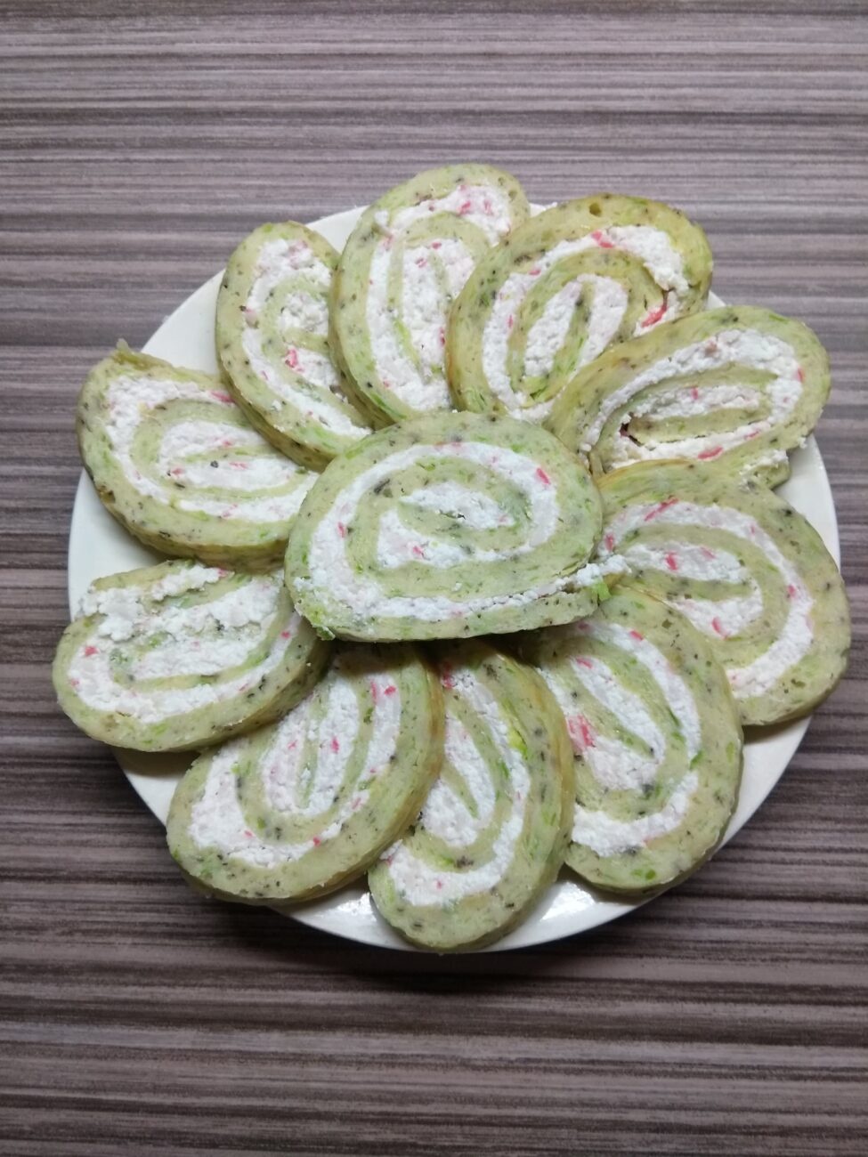 Рулет из кабачков с творожной начинкой