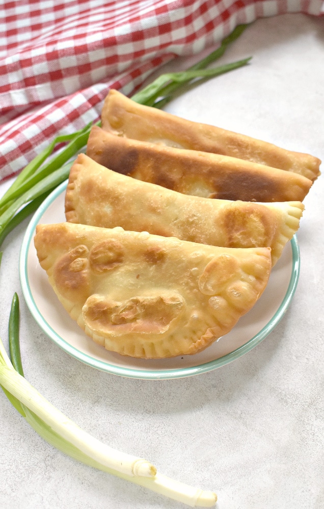 Чебуреки с куриным фаршем и зеленым луком (тесто на сливочном масле)