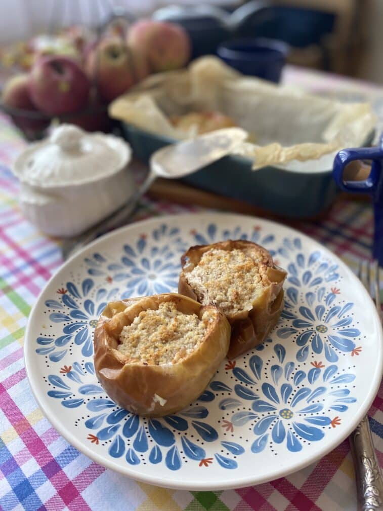 Запеченные яблоки творогом