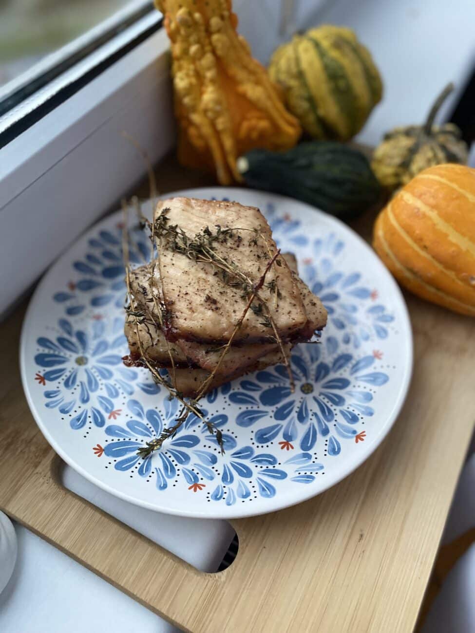Свинина, запеченная с травами
