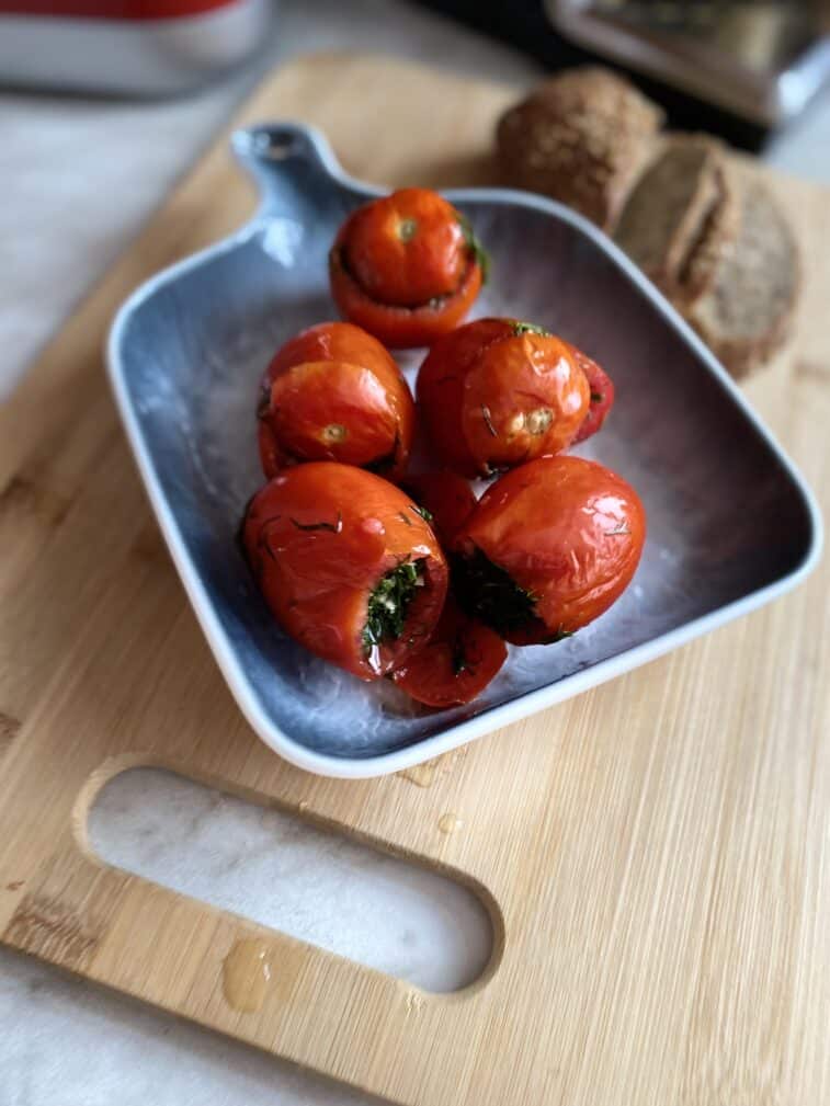 Фаршированные помидоры чесноком и зеленью