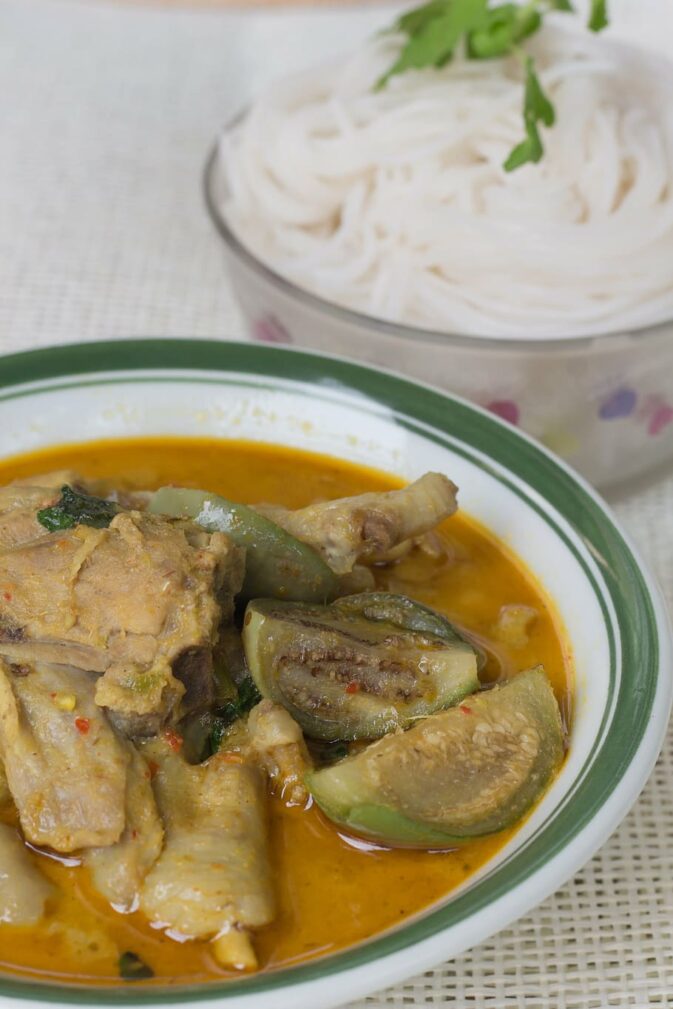 Курица карри с зелеными помидорами
