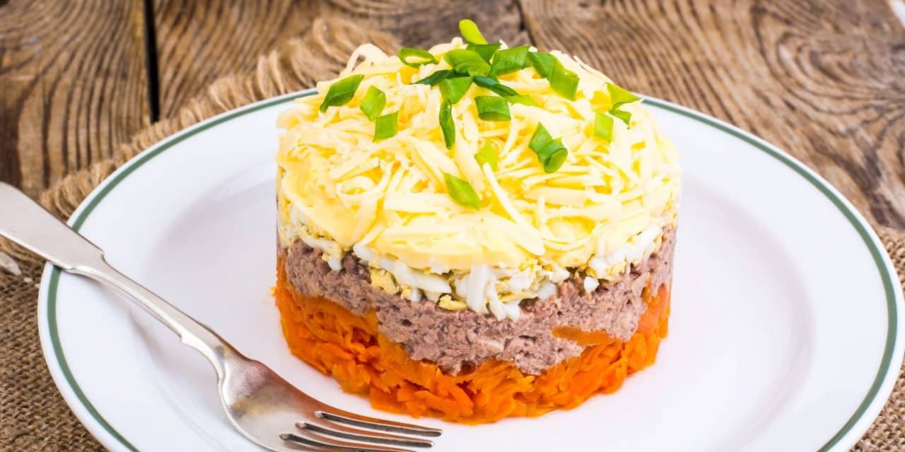 Слоеный салат с печенью трески