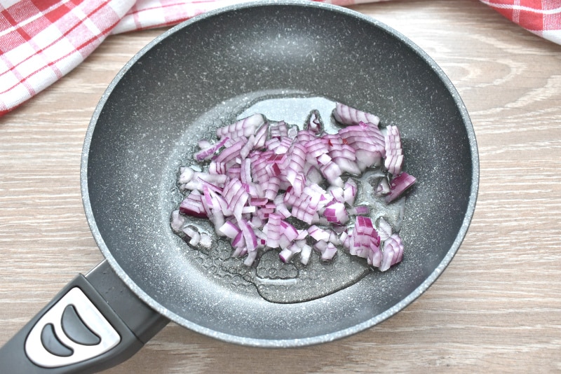 Фото рецепта - Слоёный салат с курицей, грибами и ананасами - шаг 1