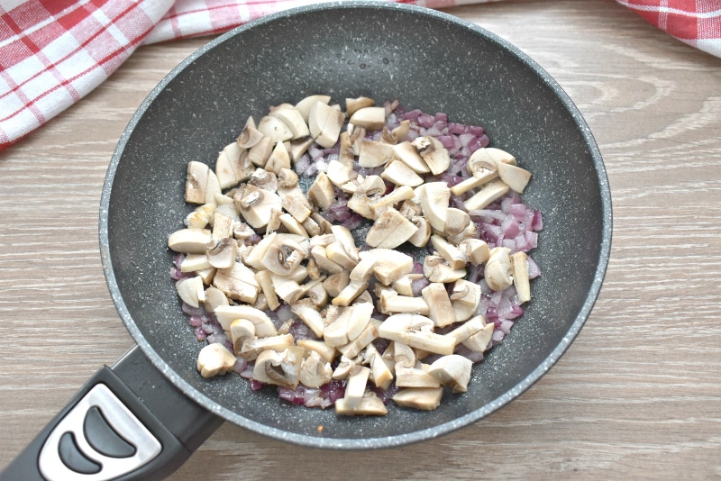 Фото рецепта - Слоёный салат с курицей, грибами и ананасами - шаг 2