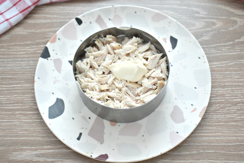Фото рецепта - Слоёный салат с курицей, грибами и ананасами - шаг 5