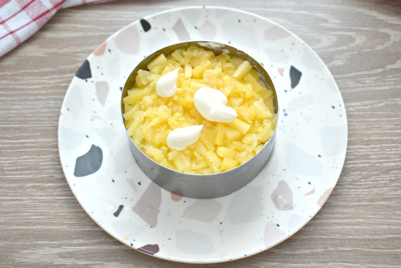 Фото рецепта - Слоёный салат с курицей, грибами и ананасами - шаг 6