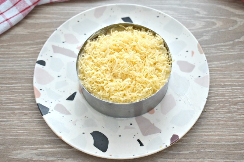Фото рецепта - Слоёный салат с курицей, грибами и ананасами - шаг 7
