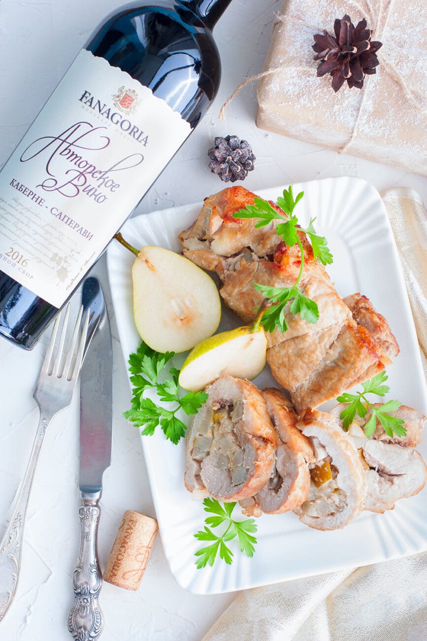 Мясной рулет из свинины с грушей