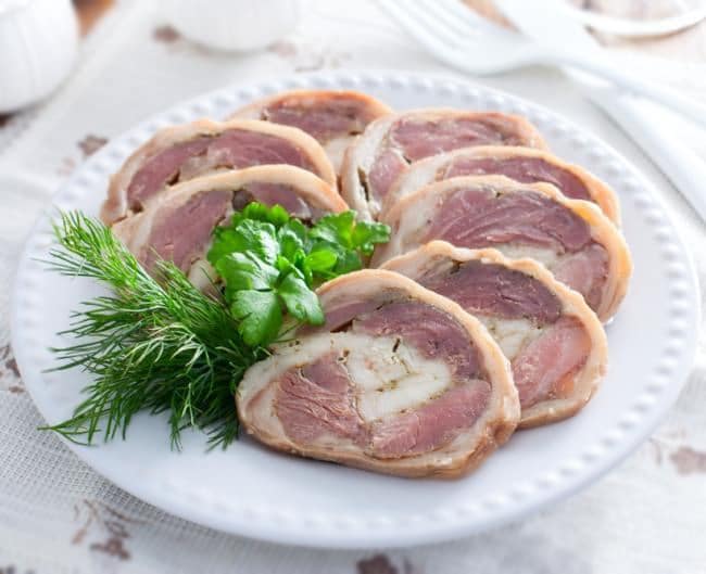 Фото рецепта - Рулет из свиной рульки с курицей - шаг 3