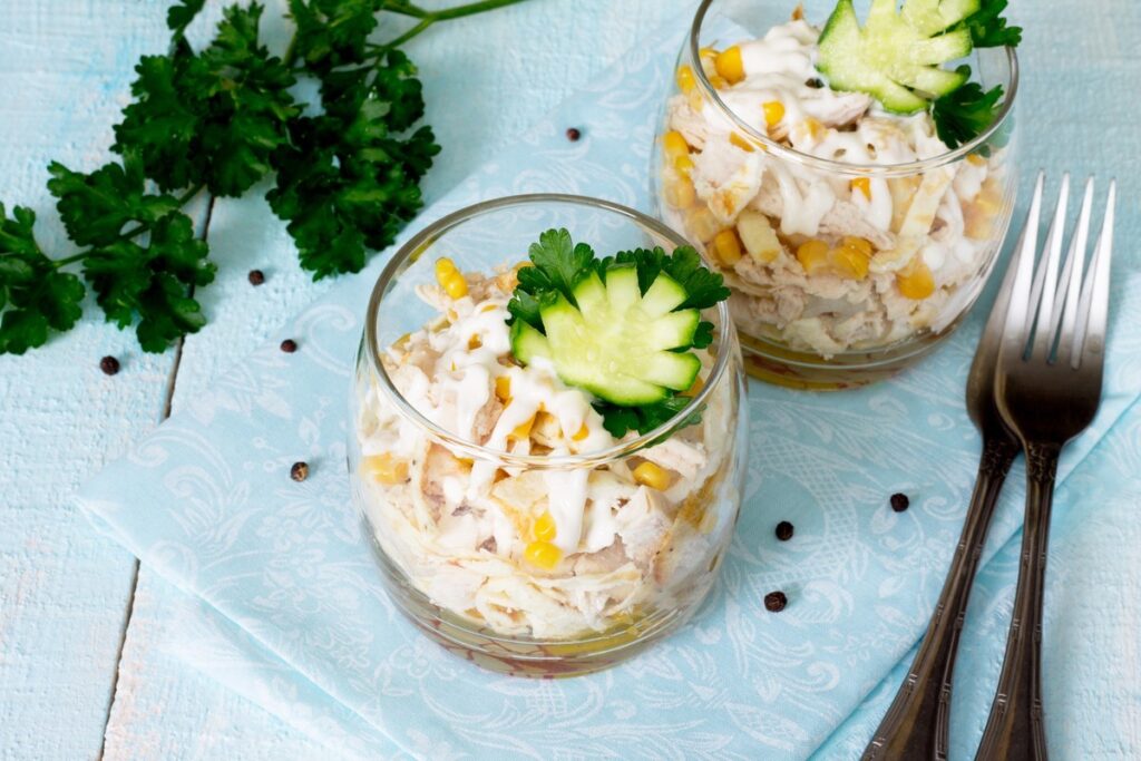 Фото рецепта - Салат с куриной грудкой и омлетом - шаг 5
