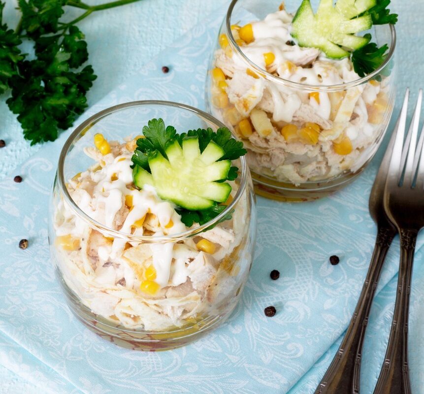 Салат с куриной грудкой и омлетом