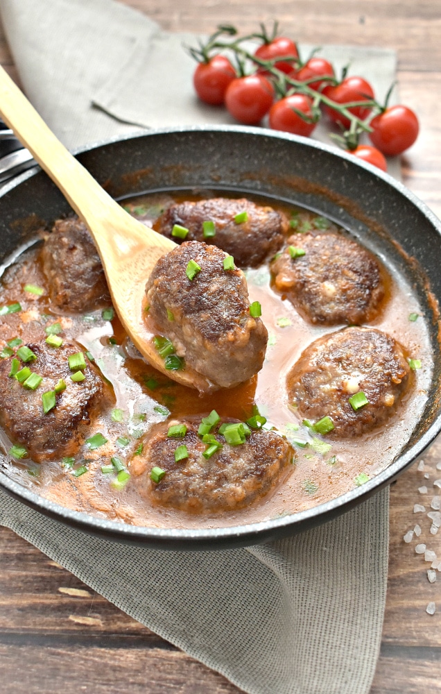 Мясные биточки с сыром и подливой на сковороде