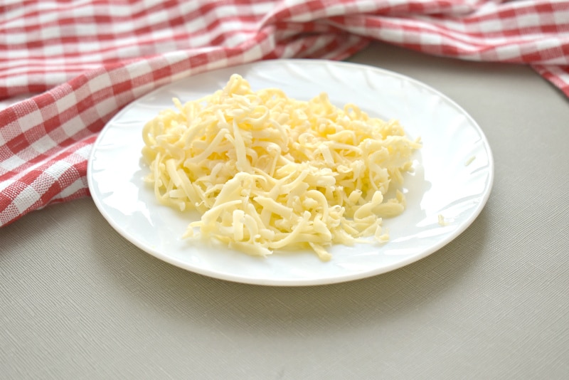 Фото рецепта - Капустный салат с сыром и помидорами - шаг 2