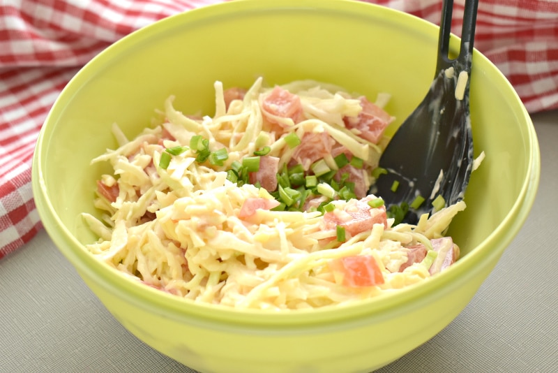 Фото рецепта - Капустный салат с сыром и помидорами - шаг 5