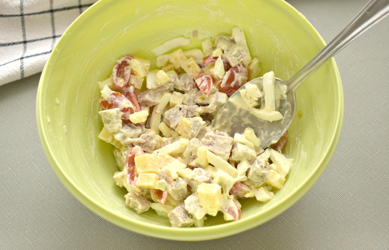 Фото рецепта - Мясной салат с сыром и помидорами черри - шаг 5