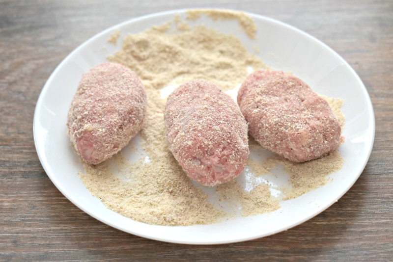 Фото рецепта - Мясные биточки с сыром и подливой на сковороде - шаг 5