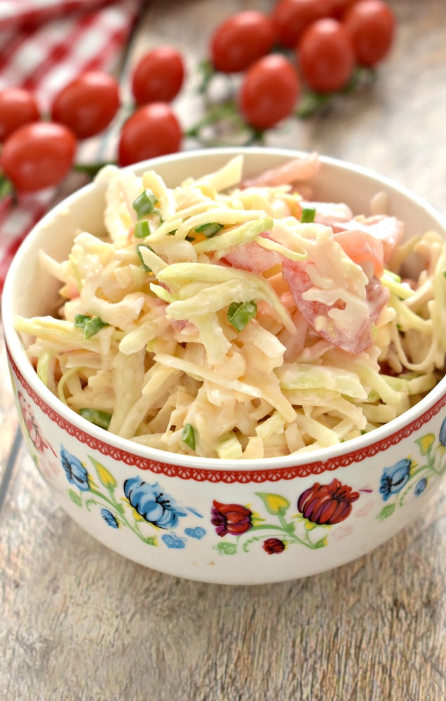 Капустный салат с сыром и помидорами